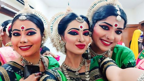 Odissi Makeup, Indian Classical Dance, Dance Makeup, Classical Dance, Hindu Deities, Dance Art, Halloween Face Makeup, Dancer, Makeup