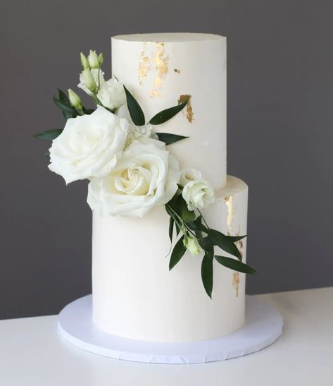 White flower cake Classic Wedding Cake With Flowers, Wedding Cakes Simple Elegant Romantic, Wedding Cake White Roses, White Flower Cake, Wedding Cake Simple Elegant, Susie Cakes, 50th Anniversary Cakes, Cake Structure, Cake Design Inspiration