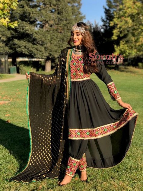 Ajrak Frock Designs, Sindhi Dress Design, Frock Design Ideas, Jacket Kurti, Sindhi Dress, Long Skirt Top Designs, Simple Dress For Girl, Afghani Dresses, Afghani Clothes