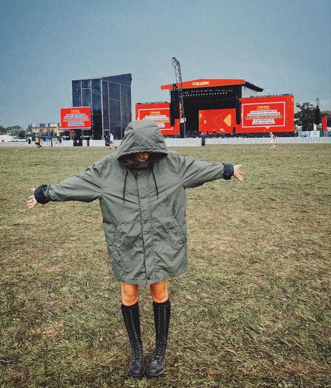 Rainy Reading festival 2023 #festival #festivaloutfit #festiveseason #readingfestival #festivalstyle #festivalgirl Festival Outfit Rainy Days, Festival Raincoat, Rainy Festival Outfit, Festival Girls, Reading Festival, Look Festival, Rainy Days, Festival Outfit, Festival Fashion