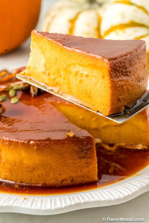 Pumpkin Flan Cake Recipe, Pumpkin Flan Recipe, Pear Crumble Recipe, Easy Fall Desserts, Flan Recipe Easy, Pumpkin Flan, Fall Dessert Recipes Easy, Pumpkin Crunch Cake, Mini Pumpkin Cheesecake