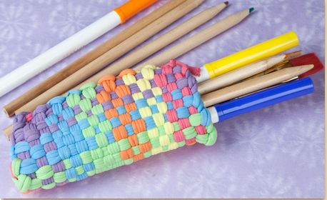 How to Make a Pencil Holder with the Weaving Loom Loom Loops Crafts, Friendly Loom Projects, Craft Loops Projects, Pot Holder Loom Projects, Craft Project Ideas, Potholder Loom, Weaving For Kids, Loom Projects, Loom Craft