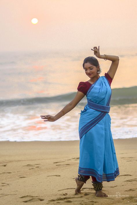 Saree Dance Poses, Bharathanatyam Photography, Drawing Reference Photos Poses, Bharatanatyam Costume, Indian Classical Dancer, Bharatanatyam Poses, 50mm Photography, Dance Picture Poses, Life Drawing Reference