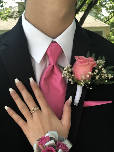 Pink Suit For Quince, Pink And Black Hoco Couple, Black Suit Pink Tie Prom, Black And Pink Prom Look, Pink Corsage Homecoming, Cute Prom Photo Ideas, Prom Pairs, Black Hoco Couple Outfits, Black Prom Dress Couple