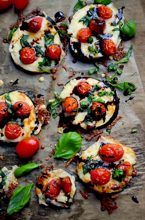 Yammie's Noshery: Mini Eggplant Caprese Pizzas Eggplant Mini Pizza, Eggplant Caprese Stack, Roasted Eggplant Caprese, Eggplant And Mozzarella Recipes, Mini Eggplant Recipe, Eggplant Appetizers, Eggplant Pizza Recipe, Eggplant Caprese, Mini Eggplant