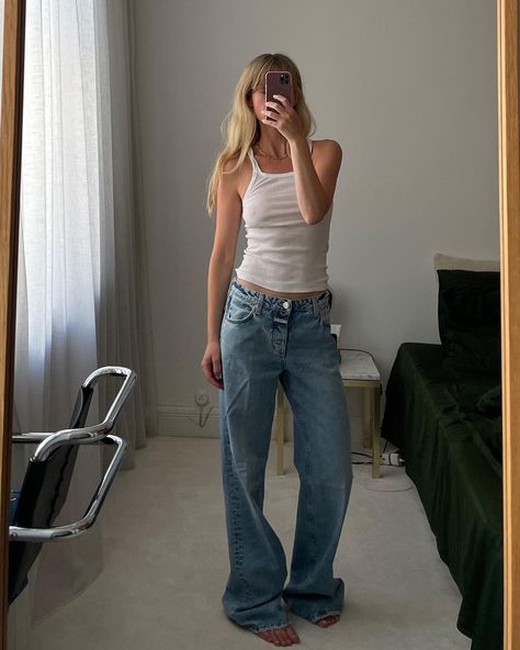 Split-Hem Jeans Luxe Outfit, Summer In Europe, Sporty Sunglasses, Nyc Fall, Platform Flip Flops, Outfit Formulas, Casual Night Out, Timeless Wardrobe Staples, Gorgeous Clothes