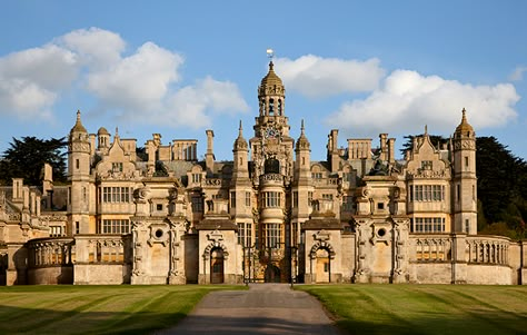 Harlaxton Manor, Victorian Castle, Castle Exterior, Storybook Homes, Victorian England, Old Mansion, Castle Mansion, American University, Castle Aesthetic