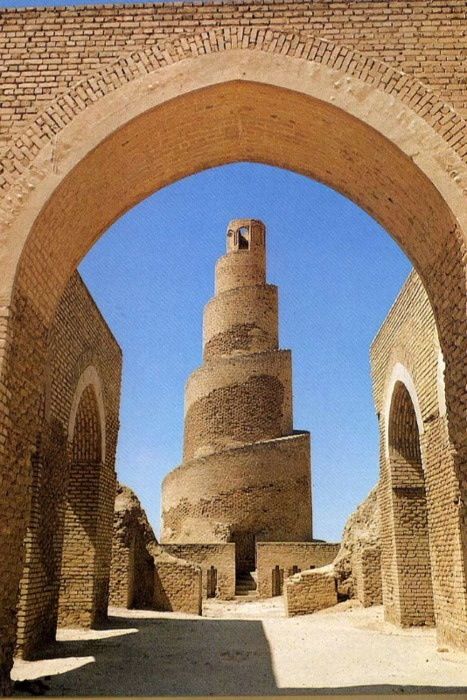 Spiral tower, desert Architecture Cool, Beautiful Mosques, Bhutan, Ancient Architecture, Mesopotamia, Place Of Worship, Islamic Architecture, Places Around The World, Oman