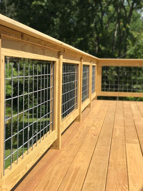 Guardrail Design Outdoor, Affordable Deck Railing Ideas, Porch Spindle Ideas, Cattle Panel Deck Railing, Porch Banister Ideas, Inexpensive Deck Railing Ideas, Deck Railing Ideas Cheap, Hog Wire Deck Railing, Outdoor Kitchen Deck