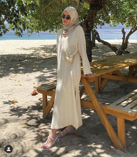 Beach Hijab Outfit Ideas, Hijab Beach Outfit, Beach Outfit Hijab, Niqab Cartoon, Beach Outfits Women, Summer Fashion Outfits Beach, Wooden Cooking Utensils Set, Beach Holiday Outfits, Dress Beach Outfit