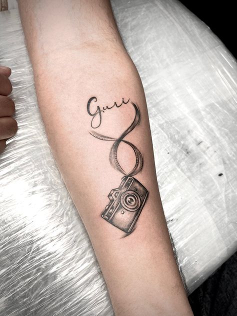 Small Camera Tattoo Design, Tettu Design Tattoo, Camera Tattoo Design, Camera Tattoos, Dove Tattoo, Tattoo Name, Camera Tattoo, Design Text, Name Tattoo