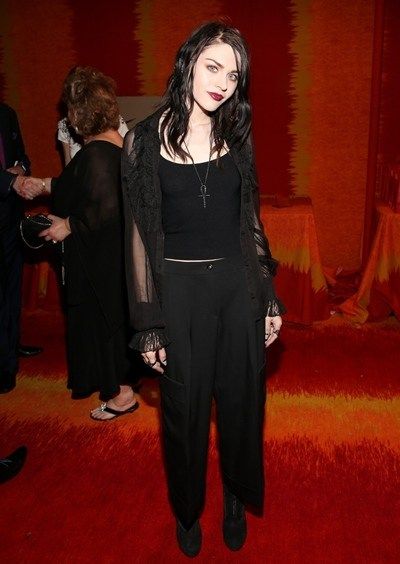 Frances Bean Cobain Height Weight Body Shape Soft Grunge Hair, 90s Grunge Hair, Frances Bean Cobain, Morticia Addams, Goth Style, Alternative Outfits, Wardrobe Style, Samhain, Edgy Outfits