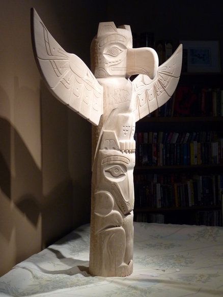 Native Drawings, Totem Pole Art, Chainsaw Wood Carving, Native American Totem, Native Artwork, Tiki Statues, Pacific Northwest Art, Haida Art, Tiki Totem