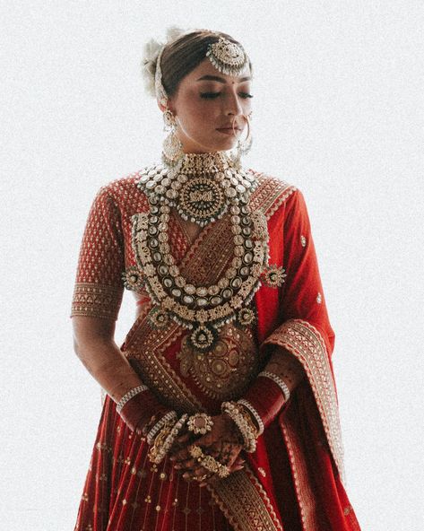 Polki Diamond Jewellery, Sabyasachi Mukherjee, Sabyasachi Bride, Kundan Jewellery Bridal, Fashion Illustration Sketches Dresses, Royal Brides, Red Lehenga, Desi Clothes, Embroidered Lehenga