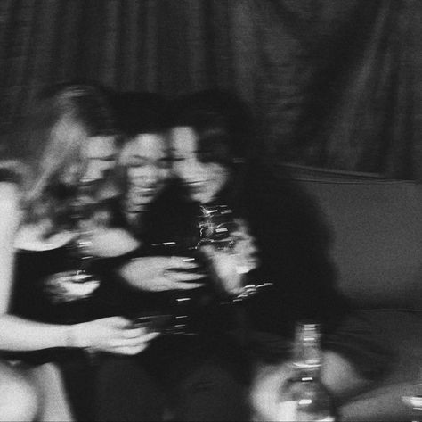 Blurry Wine Glass Aesthetic, Blurry New Years Aesthetic, Nye Group Photo, Night Out Flash Photos, Birthday Blurry Aesthetic, Nye Inspo Pics, Girls Night Astetic, Blurred Photo Ideas, Blury Pics Aesthetic Night Friends