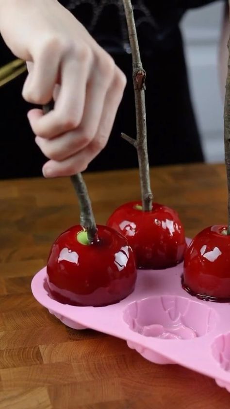 Apple Sticks, Stovetop Chicken, Candy Apple Recipe, Caramel Apples Easy, Candy Recipes Homemade, A Potato, Thigh Recipes, Healthy Sweets Recipes, Delicious Snacks Recipes