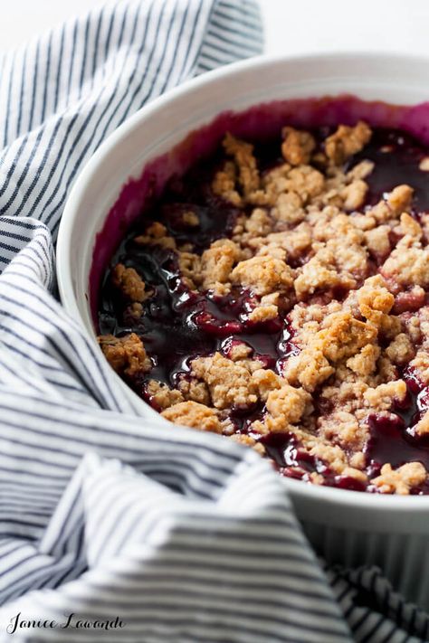 This Concord grape crisp with peanut butter crumble topping is just like a peanut butter and jelly sandwich, in dessert form! #kitchenhealssoul Butter Crumble Topping, Grape Dessert Recipes, Peanut Butter Crumble, Concord Grape Recipes, Dessert Night, Grape Dessert, Grape Pie, Concord Grapes, Peanut Butter And Jelly Sandwich