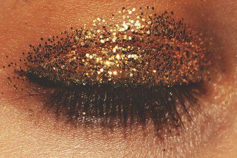 How To Wear Glitter Eyeshadow, How To Use Glitter Eyeshadow, How To Apply Glitter Eyeshadow, Red Glitter Eyeshadow Looks, Glitter Eyeshadow Looks, Gold Glitter Eyeshadow, Carpet Inspiration, Sparkle Eyeshadow, Sparkly Eyeshadow