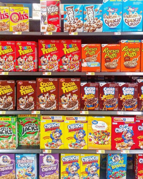 American breakfast cereal! American Cereal, American Snacks, American Breakfast, Chocolate Crunch, Corner Shop, Cereal Boxes, Junk Food Snacks, Grocery Foods, Food Breakfast