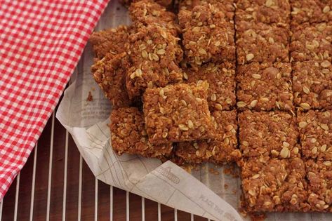 Crunchie Recipes, 100 Cookies Recipe, Easy Oatmeal, Crunchy Cookies, Cherry Recipes, Slices Recipes, Healthy Oatmeal, Coconut Recipes, Oatmeal Recipes