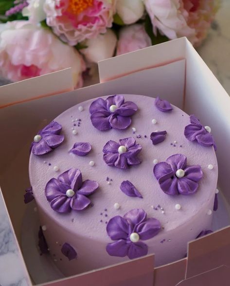 Minimal Purple Cake, Flower Cake Design Birthday, Purple Cake Simple, Lavender Butterfly Cake, Purple Cake Ideas Birthday Simple, Purple Cake Designs Birthday, Purple Flower Cake, Purple Floral Cake, Cake Ideas Simple