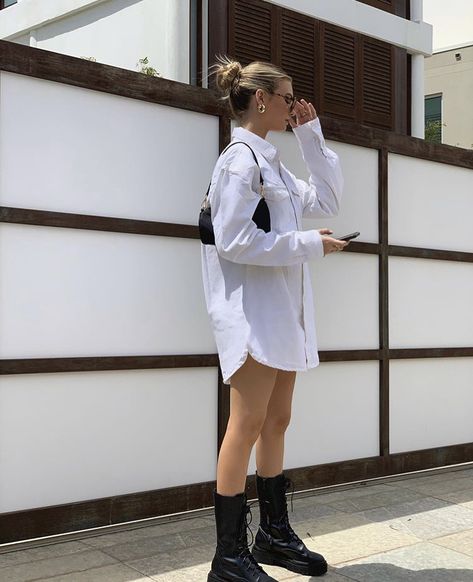 White Button Down Shirt Outfit Night Out, White Oversized Shirt Dress Outfit, White Button Down Shirt Outfit Doc Martens, White Chemise Outfit, Denim Skort Ootd, Camisa Blanca Outfit, White Oversized Shirt Outfit, Outfit Con Camisa, Oversized Shirt Outfit