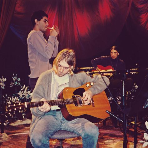 (@nirvanabucket) • Instagram photos and videos Kurt Mtv Unplugged, Mtv Unplugged Nirvana, Kurt Cobain Rare Photos, Kurt Cobain Mtv Unplugged, Kurt Cobain Icons, Kurt Cobain Short Hair, Nirvana Unplugged In New York, Kurt Cobain Pfp, Kurt Cobain Aesthetic