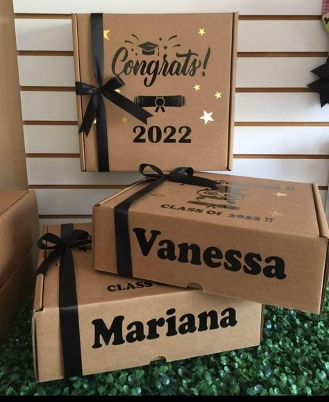 Graduation Souvenirs Ideas, High School Grad Gifts, Graduation Box, Graduation Cap Decoration Diy, Diy Graduation Gifts, Gift Box Design, Graduation Cap Decoration, Senior Gifts, Cap Decorations