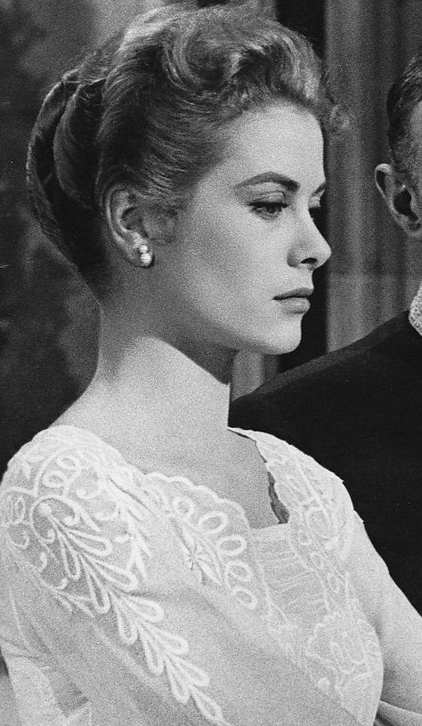 Grace Kelly Updo, Grace Kelly Style, Alec Guinness, Vintage Hollywood Glamour, Princess Grace Kelly, Monaco Royal Family, Princess Grace, Golden Age Of Hollywood, Amazing Grace