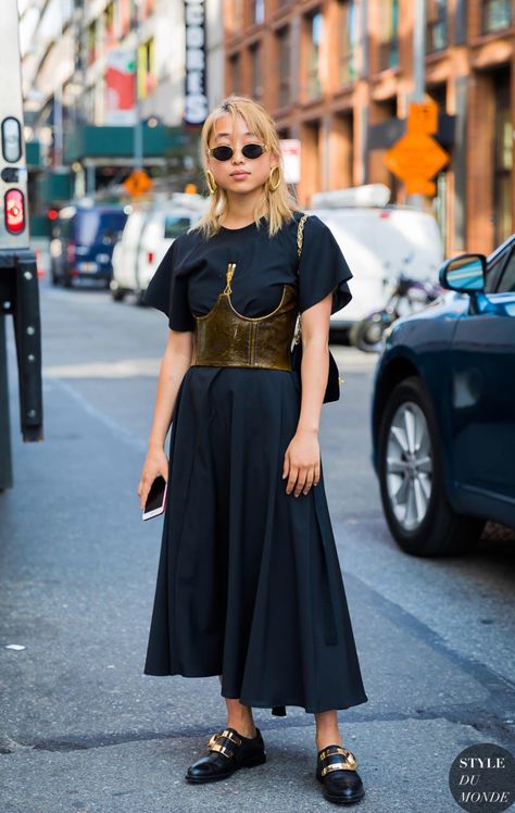 Street style from Fashion week Corset Over Shirt Outfits, Corset Over Shirt, Corset Outfit Street Style, Cinto Corset, Corset Over Dress, Margaret Zhang, Corset Outfits, Fashion Corset, New York Outfits