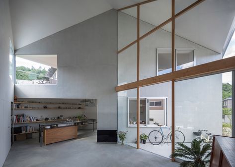 Huge sliding door reveals courtyard at House in Sonobe by Tato Architects Home Modern Interior, Tropical Arch, Indoor Courtyard, Houses In Japan, Interesting Houses, Student Housing, Minimal Home, Architect House, Japanese Architecture