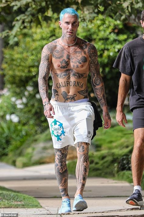 Adam Levine Hair, Adam Levine Tattoos, Best Celebrity Tattoos, Adam Levine Style, Workout Photos, Le Tattoo, Clever Tattoos, Tattoo Leg, Blue Tattoo