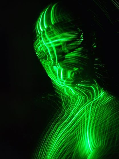 retrato feito com laser verde Song Art, Urban People, Brand Board, Character Designs, Strobing, Neon Green, Shades Of Green, Prince, Neon Signs