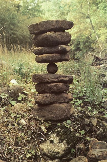 Andy Goldsworthy whenever I see rocks balancing in a field I have to look. It's harder than it looks! Hypertufa Projects, Garden Follies, Backyard Art, Andy Goldsworthy, Inspiration Nature, Rock Sculpture, Art Pierre, Rock Gardens, Ceramic Inspiration