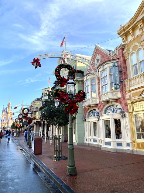 Disney's Magic Kingdom Mainstreet Christmas Magic Kingdom Main Street, Disney Main Street, Magic Kingdom Christmas, Disney Magic Kingdom, Magic Kingdom, Disney Magic, Main Street, Maine, House Styles