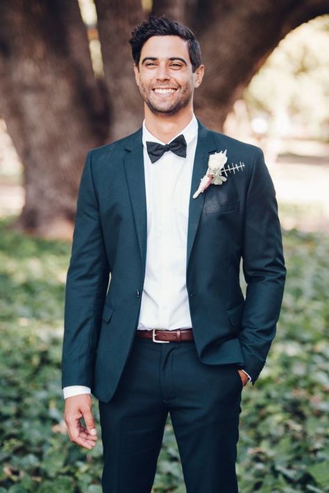 Groom in tuxedo & bow tie. Wedding photographer: Big Love Photography. Celana Khaki, Wedding Suits Men Black, Costum Elegant, Bm Dresses, Mens Wedding Attire, Groom Wedding Attire, Wedding Outfit Men, White Bridesmaid Dresses, Wedding Suits Groom