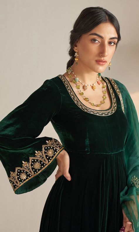 Green Velvet Dupatta, Velvet Pakistani Dress, Afghanistan Dress, Emerald Green Fabric, Velvet Anarkali, Emerald Green Velvet Dress, Velvet Suit Design, Indian Dress Up, Velvet Dupatta