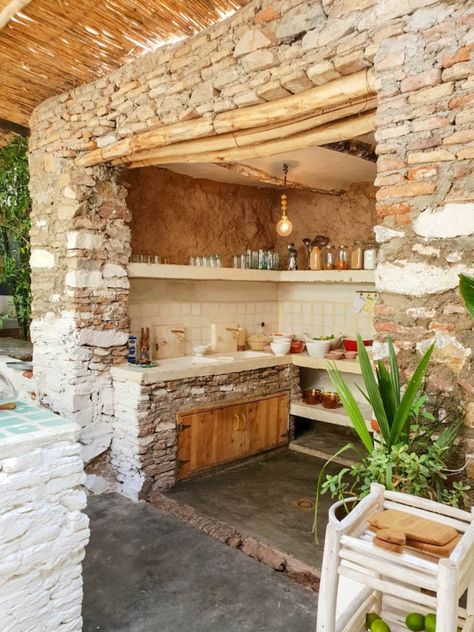 Spanish Outdoor Kitchen, Outdoor Kitchen Design Layout Grill Area, Rustic Outdoor Kitchens, Modern Outdoor Kitchen, Kabinet Dapur, Brick Kitchen, Pool Outdoor, Marrakesh Morocco, Outdoor Stone