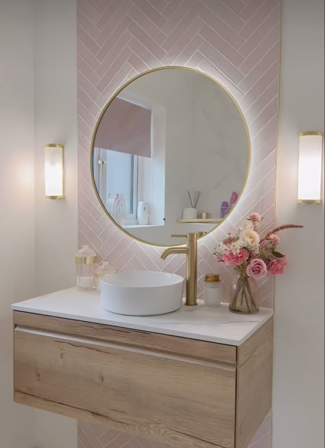 Tiles Interior Design, Pink Bathroom Tiles, Kitchen 2020, Bathroom Vintage, White Bathroom Tiles, Pink Towels, Decor Studio, Bathroom Inspiration Decor, Girls Bathroom