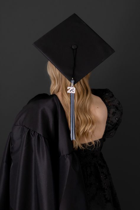 Graduation Pictures Studio, Convocation Photography, Cap And Gown Senior Pictures, College Grad Pictures, Cap And Gown Pictures, College Graduation Photoshoot, College Graduation Pictures Poses, Graduation Look, Grad Photography