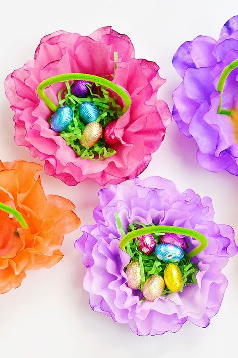 These coffee filter Easter baskets are SO PRETTY and perfect for Easter or any other spring event! It's a simple and colourful coffee filter craft that looks great on the Easter table. And they're so easy to make! Fill them with candy or a battery operated tea light! Mini Easter Basket, Easter Basket Crafts, Coffee Filter Crafts, Fun Easter Crafts, Easter Basket Diy, Diy Projects For Kids, Spring Event, Diy Crafts For Kids Easy, Easter Crafts Diy