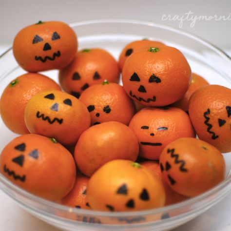 Decorate Clementines like Jack-O-Lanterns Halloween Candy Alternatives, Clementine Pumpkins, Candy Alternatives, Halloween Class Party, Dulces Halloween, Healthy Halloween Treats, Halloween Fruit, Healthy Halloween Snacks, Halloween Fest