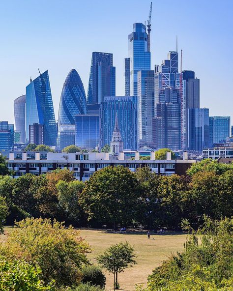 One of the finest angles of #LondonSkyline 🤩👌🏻Taken from barely the 4th floor roof of @oxfordhouse1884 in Bethnal Green as part of… London City View, City Maps Illustration, London City Map, London Buildings, London Dreams, Buildings Photography, London Aesthetic, London Architecture, London Landmarks