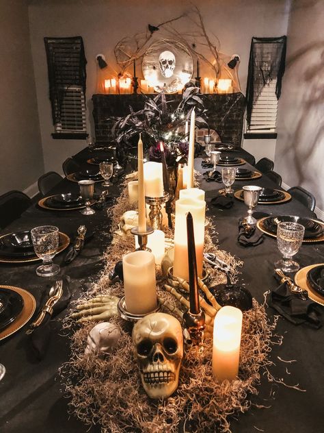 Décoration Table Halloween, Halloween Dining Room, Halloween Table Settings, Table Halloween, Mini Frame, Casa Halloween, Halloween Party Dinner, Pumpkin Bead, Old Candles