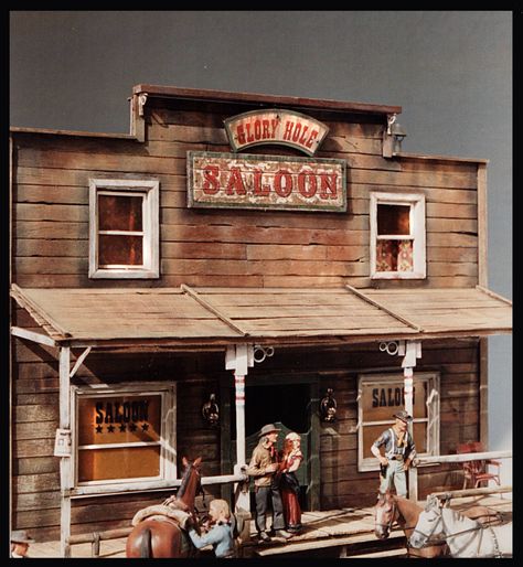 Cowboy Diorama, Western Diorama, Pallet Cabin, Diy Storage Projects, Saloon Decor, Old Western Towns, Old West Town, Town Building, Western Town