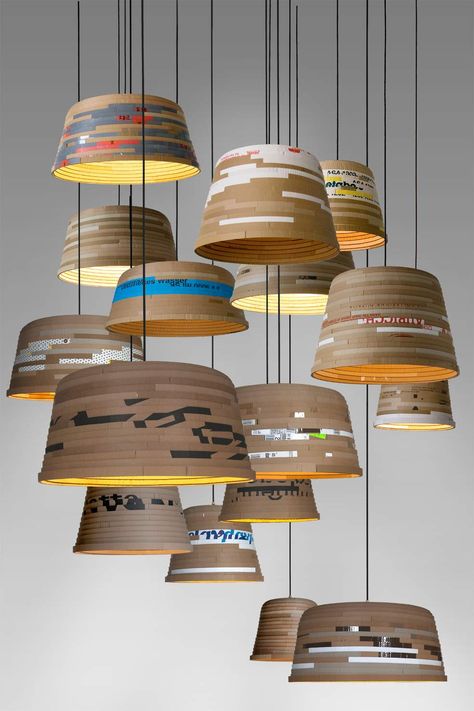 Cute pendant lamps made with recycled cardboard, the lampshade reflects the material and produces particularly warm light. Source Meja Industrial, Recycled Lamp, Blitz Design, Diy Pendant Light, Diy Light Fixtures, Vintage Industrial Lighting, Diy Lampe, Vintage Light Fixtures, Paper Diy