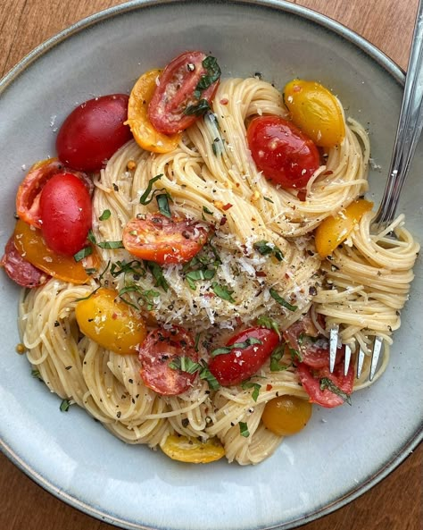 Pretty Pasta Dishes, Aesthetic Mediterranean Food, Pasta Bowl Aesthetic, Easy Healthy Meals Aesthetic, Pasta Dish Healthy, Aesthetic Food Pictures Healthy, Lunch Recipes Aesthetic, Low Cal Movie Snacks, Dinner Healthy Aesthetic