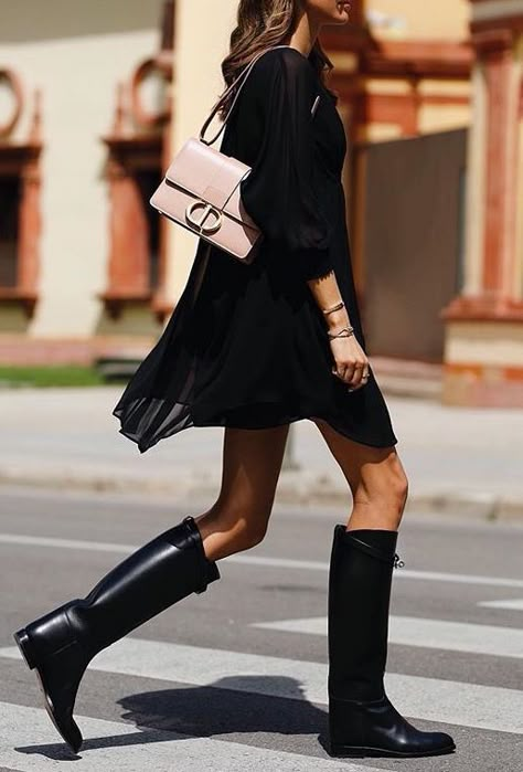 A woman walking on the street, wearing high-end brand riding boots styled with a black mini dress and Dior pink shoulder bag. Black Summer Outfits, Woman In Black, Look Retro, Mode Casual, Total Black, Looks Street Style, Black Outfits, 가을 패션, Fashion Weeks