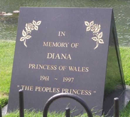 HRH The Princess Diana of Wales Princess Diana Grave, Princess Diana Memorial, Diana Memorial, Prins William, Prins Harry, Princess Diana Family, Princes Diana, Elisabeth Ii, Isabel Ii