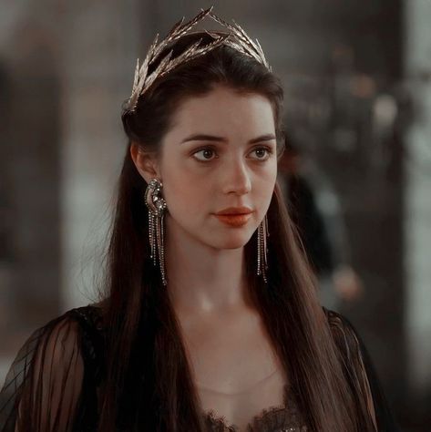 Mary Stuart Reign, Adeline Kane, Daena Targaryen, Reign Mary, Reign Fashion, Mary Stuart, Adelaide Kane, Mary Queen Of Scots, Long Dark Hair